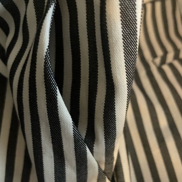 Express short black and white stripes. New with tags - Picture 7 of 9